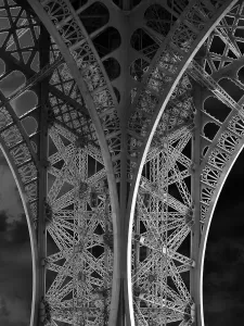 Eiffel Tower Construction Drucke: The Eiffel Tower: detail and sky bw