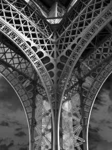 Die Eiffelturm: Detail und Himmel bw.