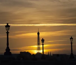 Paris France Landmark Drucke: The Eiffel Tower at sunset