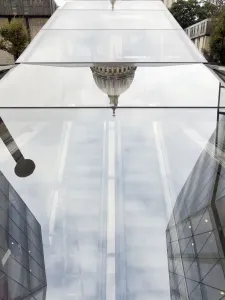 London Landmark Architecture Drucke: Inverted reflection of Saint Pauls Cathedral, London England