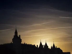 Leuchtende Sonnenuntergang über den Dächern von Paris