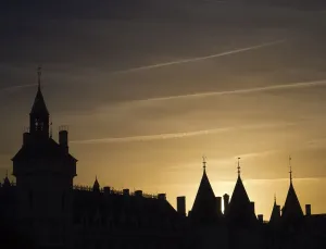 Leuchtender Sonnenuntergang über den Dächern von Paris
