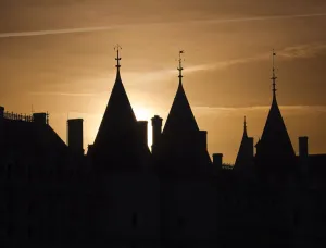 Leuchtende Sonnenuntergang über den Dächern von Paris