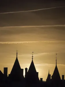 Leuchtende Sonnenuntergang über den Dächern von Paris