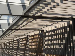 Muster des Sonnenlichts, das durch ein mit Scharnieren versehenes Dachfenster im Oxford shines
