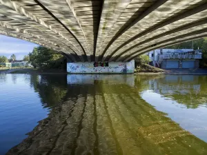 Muster von Licht aus Flussreflexionen unter dem Donnington-Bridge in Oxford
