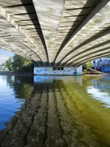 Muster von Licht aus Flussreflexionen unter dem Donnington-Bridge in Oxford