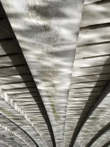 Muster der Lichter aus Flussreflexionen unter dem Doningtonsbrücke in Oxford