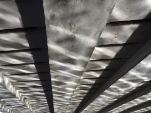 Muster von Licht aus Flussreflexionen unter dem Doningtons Brücke in Oxford