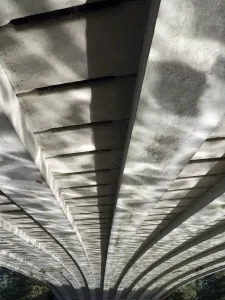 Muster der Lichter aus Flussreflexionen unter dem Doningtonsbrücke in Oxford