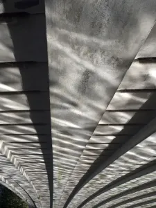 Muster der Lichter aus Flussreflexionen unter dem Doningtons Brücke in Oxford