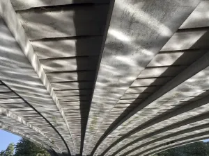 Muster der Lichter von Flussreflexionen unter dem Doningtonsbrücke in Oxford