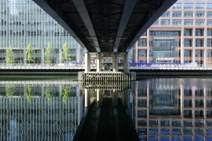 Spiegelungen im Londoner Hafengebiet