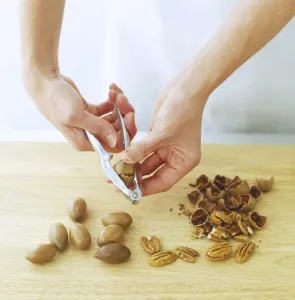 Food Preparation Techniques Drucke: Using a nutcracker to shell pecans and walnuts