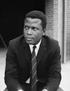 Sidney Poitier (* 1927) bahamasisch-amerikanischer Schauspieler, Regisseur, Autor und Diplomat