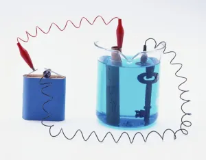 Wissenschaft Drucke: Batterie mit einem Kupferrohr und einer Schlüssel im Kupfersulfatsolution verbunden