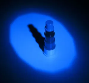 Studio-Aufnahme Drucke: Blauer Licht schimmert auf Objekt im Dunkeln und verursacht schwarzen Schatten
