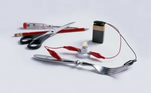 White Background Electronics Drucke: Circuit created using battery, wires