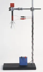 Elektrisches Magnetexperiment mit Batterie verbunden mit Drähten, Ständer und Papierschrauben