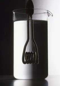 Erhitzungselement im Inneren des Bechers mit Wasser gefüllt, Näherbild