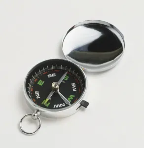 Studio Shot Compass Drucke: Open pocket compass