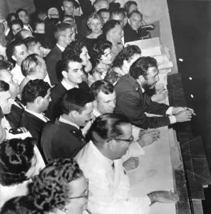 Fidel Castro Drucke: Kastro ehrt Yuri Gagarin