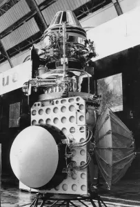 Nachbildung der sowjetischen Raumfahrtsonde Venera-3 im Cosmos-Pavillon auf dem Gebiet des Ausstellungsbezirks für nationale wirtschaftliche Leistungen (VDNKh) in Moskau, 1967