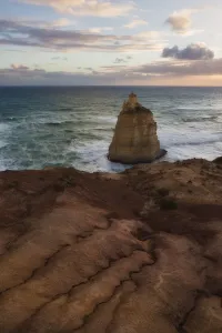 Twelve Apostles Sea Rocks Drucke: A sea stack below an eroding cliff edge at sunset, Great Ocean Road, Victoria, Australia