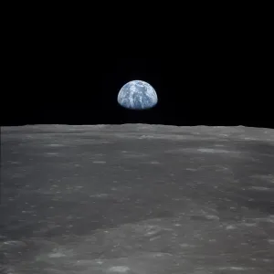 Die Erde ragt über den Mondhorizont auf