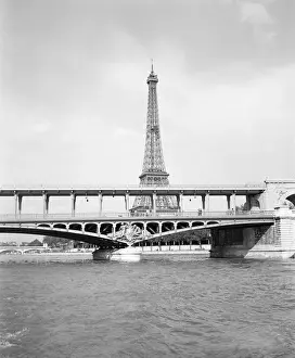 International Travel Destinations Drucke: Bridge and Eiffel Tower