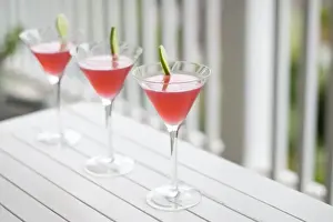 Colorful Table Setting Drucke: Cocktails on table