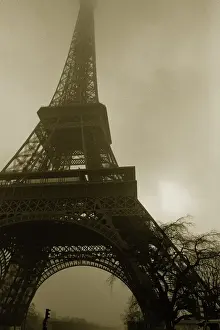 Famous Landmarks Europe Drucke: Image of the Eiffel Tower Under a Floggy Sky, Low Angle View, Paris, France