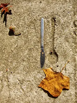 Messer steckt in Beton mit Löffelabdruck