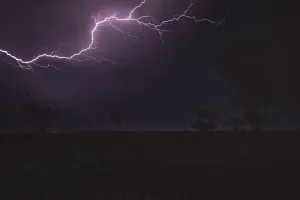 Ein Blitzschlag im Himmel schoss in der Nähe von Kununurra, Western Australien, Australien.