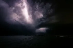 Stormy Weather Australia Drucke: Lightning over the ocean