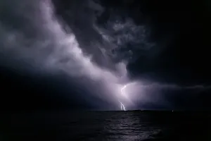 Australian Lightning Storm Drucke: Lightning over the ocean