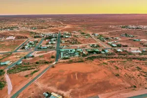 Australian Outback Landscape Photography Drucke: White Cliffs, opal mining town, Australia, aerial photography