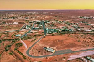 Weißer Felsberg Opalsiedlung Australien Luftaufnahme