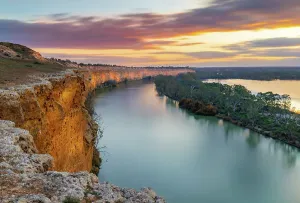 Drucke von Sonnenuntergang vom Gipfel der Klippen in Nildottie, Südaustralien. Schöne Aussichten über den Murrays Fluss Atemberaubende Bilder Des Längsten Flusses Australiens, Der Durch Malerische Landschaften Wie üppige Grüne Wälder, Sanfte Hügel Und Felsige Landschaften Fließt Drucke: Der mächtige Murray-River