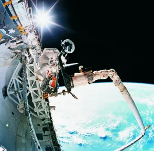 Australian Space Photography Drucke: An astronaut working in space