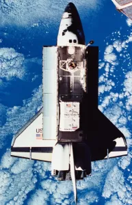 Science Technology Images Drucke: Elevated view of the space shuttle orbiting above the earth with its cargo bay open