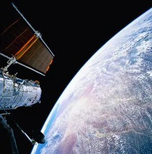 Teleskop im Weltraum der Hubble über die Erde
