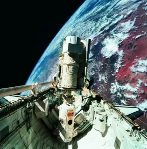 Space Exploration Photography Drucke: The open cargo bay of the space shuttle orbiting above earth