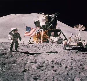 Space Exploration Images Drucke: Salute The Moon