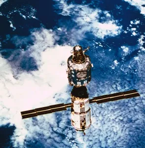 Bilder Datiert 2006 April: Ein Satellit im Umlauf um die Erde