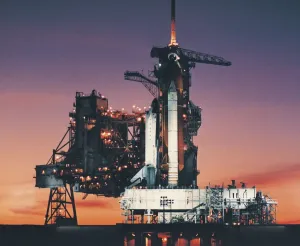 Bilder Datiert 2005: Rakete Space-Shuttle Columbia auf dem Startplatz und untergegangen Sonnenuntergang