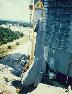 Drucke von Der Space-Shuttle-Enterprise (OV-101) in vertikaler Position, während er in die Saturn-V-Dynamische Prüfstand gehoben wird, im George-C.-Marshall-Raumfahrtzentrum in Huntsville, Alabama, circa 1978 Alabama Drucke: Raumschiff Enterprise