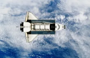 Space Photography Australia Drucke: Space shuttle orbiting earth, satellite view