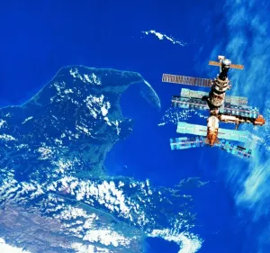 Australian Space Photography Drucke: A space station orbiting above earth
