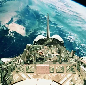 Australian Space Photography Drucke: View of the tail section of the space shuttle orbiting above earth